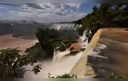 El río Iguazú registra 12.000 m³/s, casi nueve veces su caudal promedio, por las lluvias del fénomeno El Niño