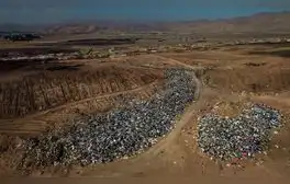 Más de 60.000 toneladas de ropa abandonada se acumulan en el desierto de Chile.