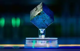 Un cubo de uranio natural del proyecto alemán de la bomba atómica. Foto: John T. Consoli, Universidad de Maryland College Park, MD