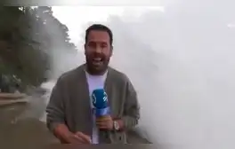 La ola gigante arrasó a un periodista en la costa de España. Foto: Captura