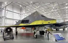 Con innovadoras superficies planas, el F-117A desvía las ondas de radar, dificultando su localización.