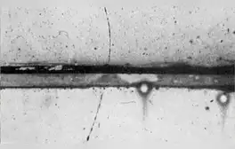 Fotografía tomada en una cámara de niebla del primer positrón jamás identificado. Foto: Wikimedia