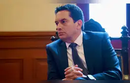 Torres admite error en la ley de facultades tras defender que cumplió la Constitución
