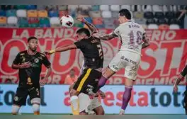 Gianluca Lapadula anotó para Universitario ante Juan Pablo II. Foto: Liga 1