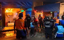 Incendio en Mesa Redonda: bomberos confinan siniestro en el jirón Puno originado por presunto recalentamiento de aparato eléctrico