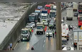 Una congestión vehicular severa afecta la Vía de Evitamiento, en sentido norte-sur, por un derrame de combustible ocurrido esta mañana.