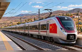 La empresa china CRRC Zhuzhou Locomotive suministrará 15 trenes eléctricos para conectar ciudades latinoamericanos, mejorando el transporte interurbano en la región.
