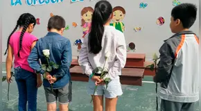 V.E.S.: Estudiantes del colegio Trilce reanudan clases con rosas blancas en las manos