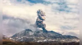 Volcán Sabancaya registra 33 explosiones durante las últimas 24 horas en Arequipa