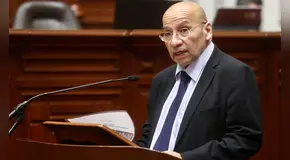 Instituciones peruanas haciendo cera y pabilo, por Kurt Burneo