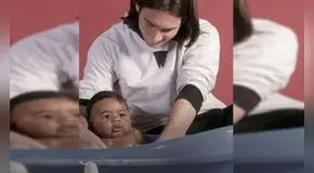 La historia detrás de la foto viral de Messi bañando a Lamine Yamal