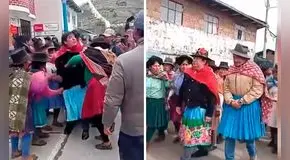 Alcalde es castigado y obligado a vestir falda por no apoyar a familiares de fallecidos por huaicos en Apurímac