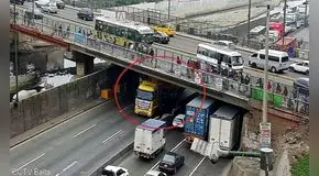 Vía de Evitamiento es bloqueada hacia el sur: camión de carga queda atrapado en puente Ricardo Palma