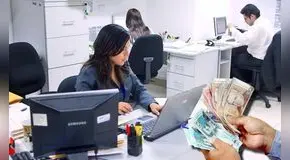 Trabajadores del sector público recibirán aumento de sueldo y un bono de S/100 en 2026 tras concretar convenio colectivo centralizado