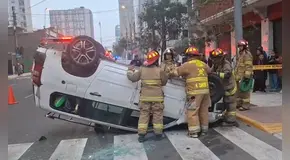 Fuerte choque entre dos autos en Cercado de Lima deja saldo de ocho heridos, incluyendo un recién nacido