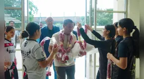 Nolberto Solano recibido como superestrella en Pakistán: entre ramos de flores y elogios de la federación asiática