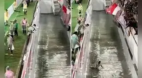 Fue a celebrar un gol a la tribuna, pero terminó cayendo por una fosa de 2 metros y en redes dicen: "Peor es descender"