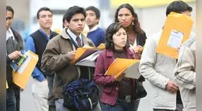 Sueldo de practicantes profesionales en Perú disminuye hasta un 19% en 2025, según estudio