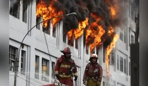 Fuego destruye edificio clausurado por municipalidad