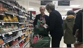 Tras su renuncia, Theresa May va de compras junto a su esposo [FOTOS]