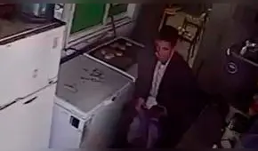 Joven se masturba en frente de dos chicas para robar dinero de una caja registradora [VIDEO]