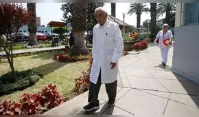 Ministerio de Salud condecora a psiquiatra de 100 años que continúa laborando para el sector