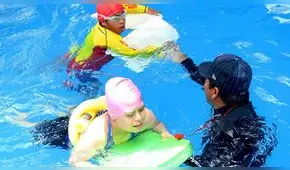  Dictan clases gratuitas de natación para niños con discapacidad