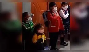 Uniformados y cantando el himno nacional escolares iniciaron labores en su casa [VIDEO]