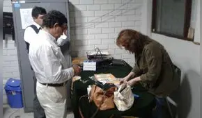 Taxista devuelve 6 mil dólares que pasajera olvidó en su auto