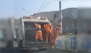 Trabajadores de limpieza ‘juegan’ cuando camión está en movimiento [VIDEO]
