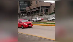 Metropolitano: denuncian que auto invadió carril en la Vía Expresa [VIDEO]