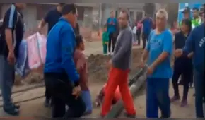 SJL: caminaba por la calle, le cayó un poste de luz y quedó gravemente herido [VIDEO]