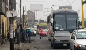 Rímac: caída de poste de telefonía genera congestión vehicular