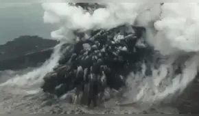 Tsunami en Indonesia: capturan desde un avión el momento de la erupción del volcán Anak Krakatoa [VIDEO]