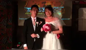 Se casan en salón de videojuegos, discuten y lo solucionan con partida de Tekken [FOTOS]