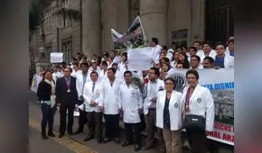 Médicos y jefa del Loayza chocan por denuncias de TBC
