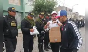 Grupo de jóvenes lleva refrigerio a policías y militares en Arequipa