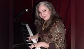 Isabel Iñigo alza su voz sobre el bolero: "Nunca pasará de moda"