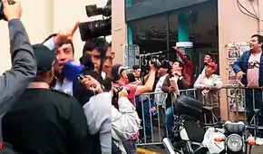 Violeta se enfrenta a manifestantes en exteriores del Congreso y le tiran agua [VIDEO] 