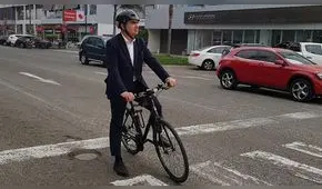 Debate municipal: Manuel Velarde acude en bicicleta a evento del JNE