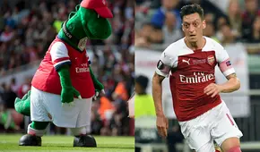 Mesut Özil está dispuesto a pagarle el sueldo al ‘Gunnersaurus’ para que siga alentando al Arsenal