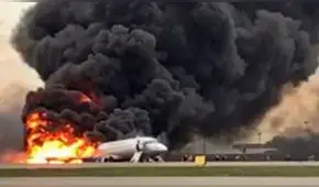 Avión aterrizó envuelto en llamas en Moscú: 41 pasajeros murieron [VIDEOS]