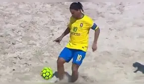 Ronaldinho se luce con jugadas de lujo en fútbol playa [VIDEO] 