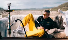 Bad Bunny impacta con atrevido look en los Latin Billboard