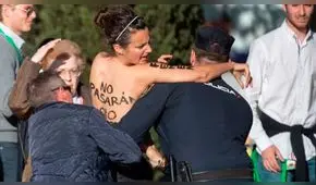 Activistas femenistas semidesnudas irrumpen cierre de campaña de partido español