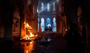 Encapuchados incendian y destruyen iglesias durante protestas en Chile