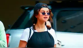 Selena Gomez recreó a la perfección un outfit noventero de Jennifer Aniston