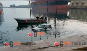 México: una camioneta de la Marina se sumerge en el mar de Veracruz