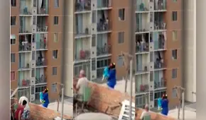 Mujer brinda show infantil desde su terraza a niños de condominio durante cuarentena