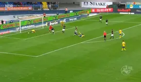 Jugador no pudo anotar su gol y evitó el de un compañero en la misma jugada [VIDEO]